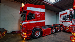 20251019-Tom-Holding-00121